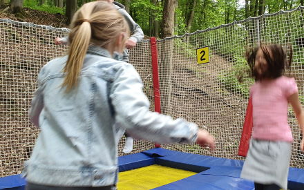 Großtrampolin mit mehreren Sprungfeldern