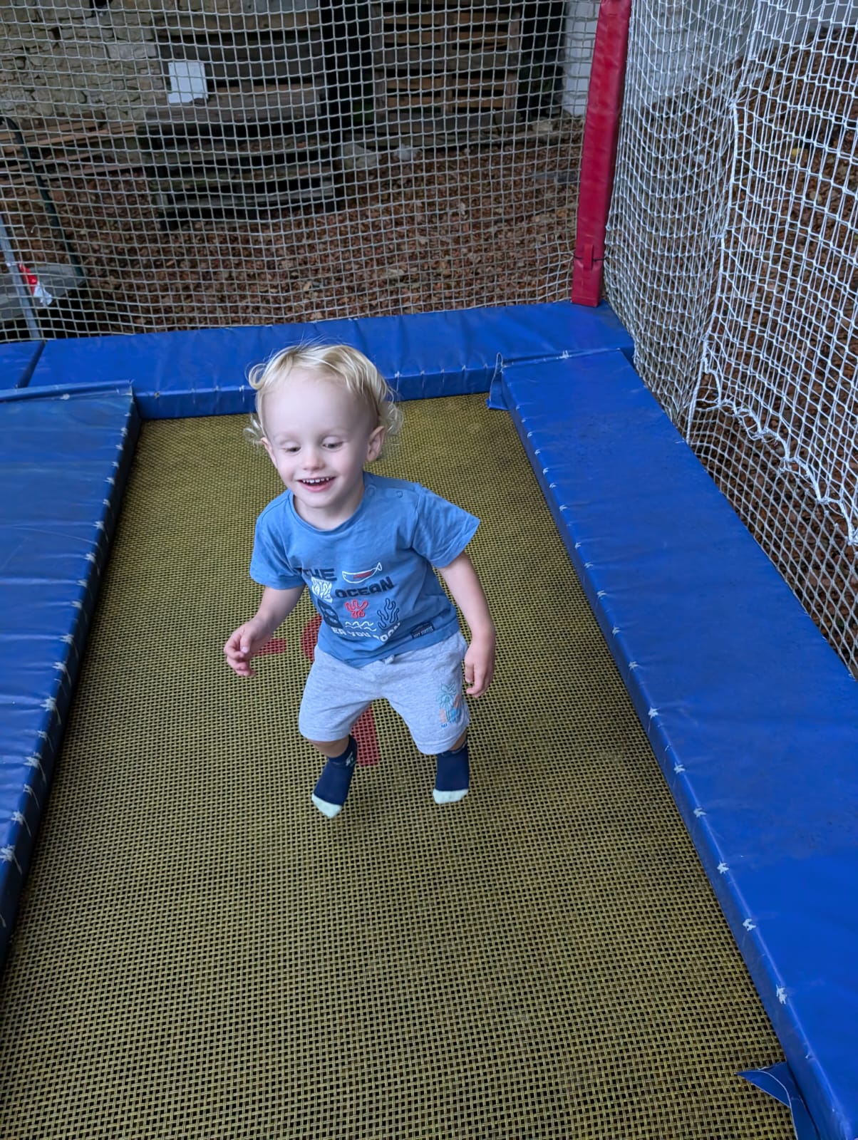 Kind auf einem der Trampoline