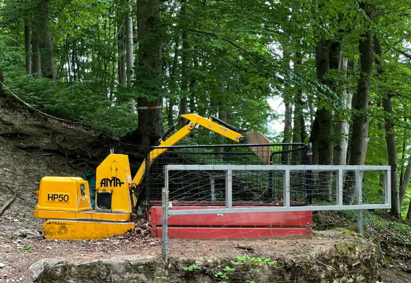 Stillgelegter Bagger auf dem Spielplatz
