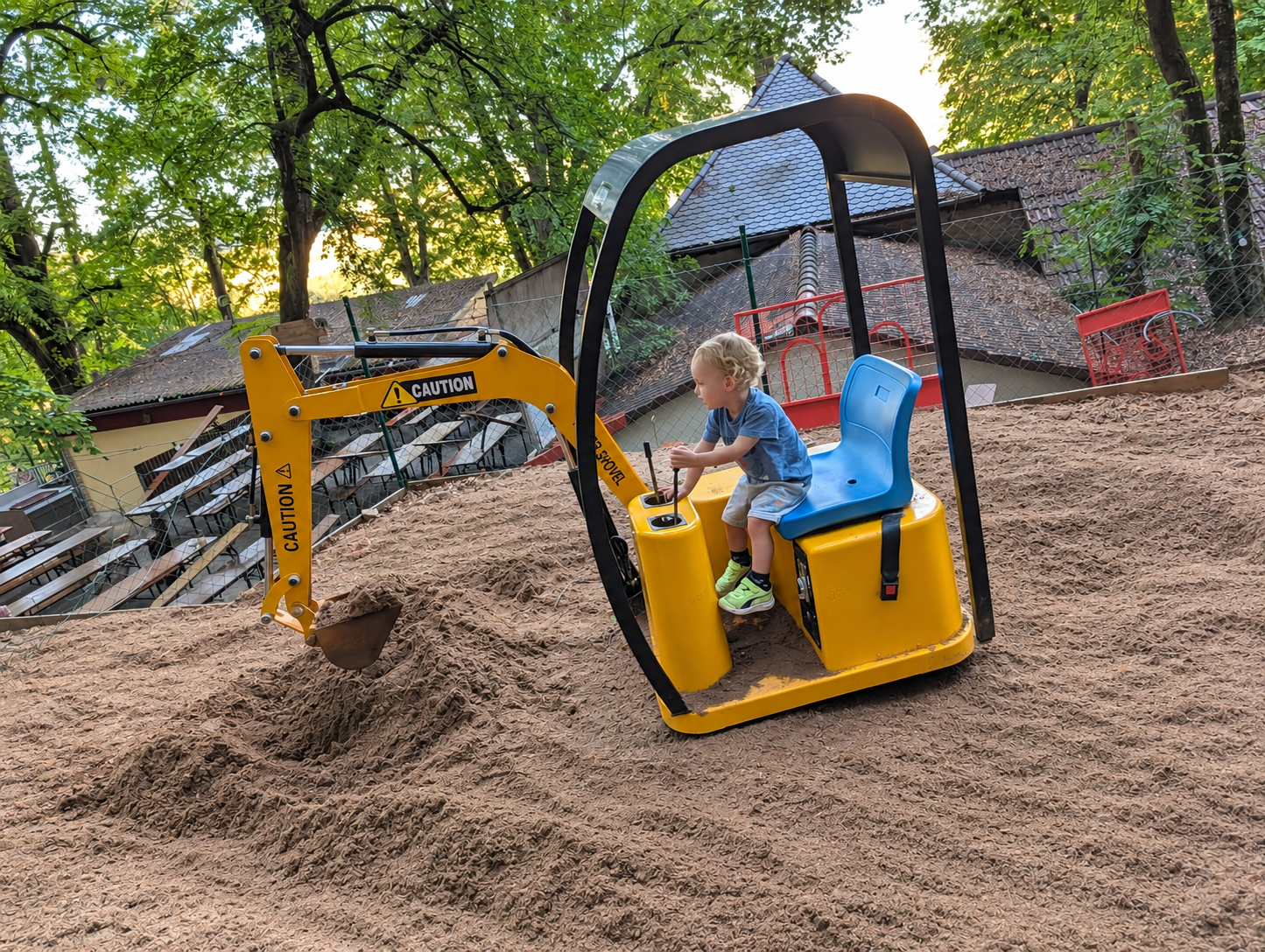 Aktiver Kinderbagger auf dem Spielplatz